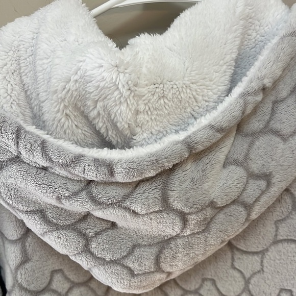 ✅Mickey Mouse Gray Faux Fur Hoodie Disney Long sleeve Pullover Tunic Women’s M - Picture 6 of 13